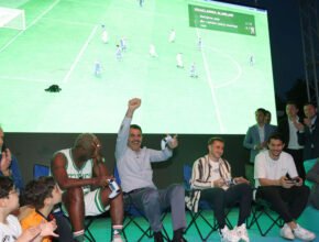 Murat Kurum, Çekmeköy Doğa Park'ta Ibrahim Yattara, Cenk Tosun, Kerem Aktürkoğlu ve Necip Uysal'la beraber oyun konsolu ile maç yaptı.